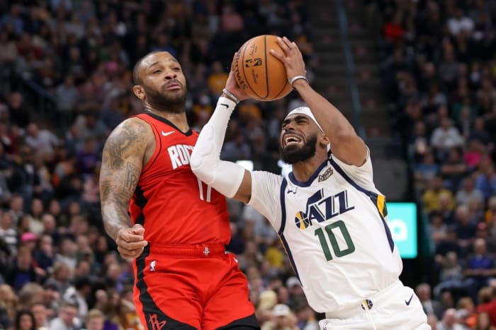 Mike Conley (10) scoots through the lane against the Houston Rockets
